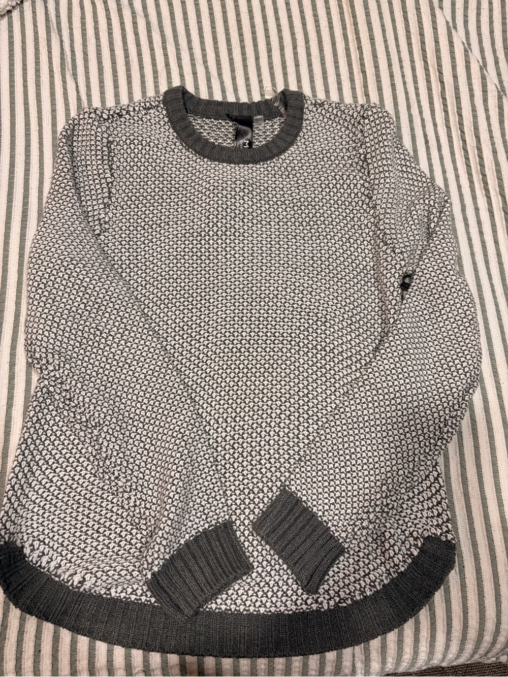 BRAND NEW MOTION Everyday Athleisure Two-Tone Knit Sweater in Grey & Cream